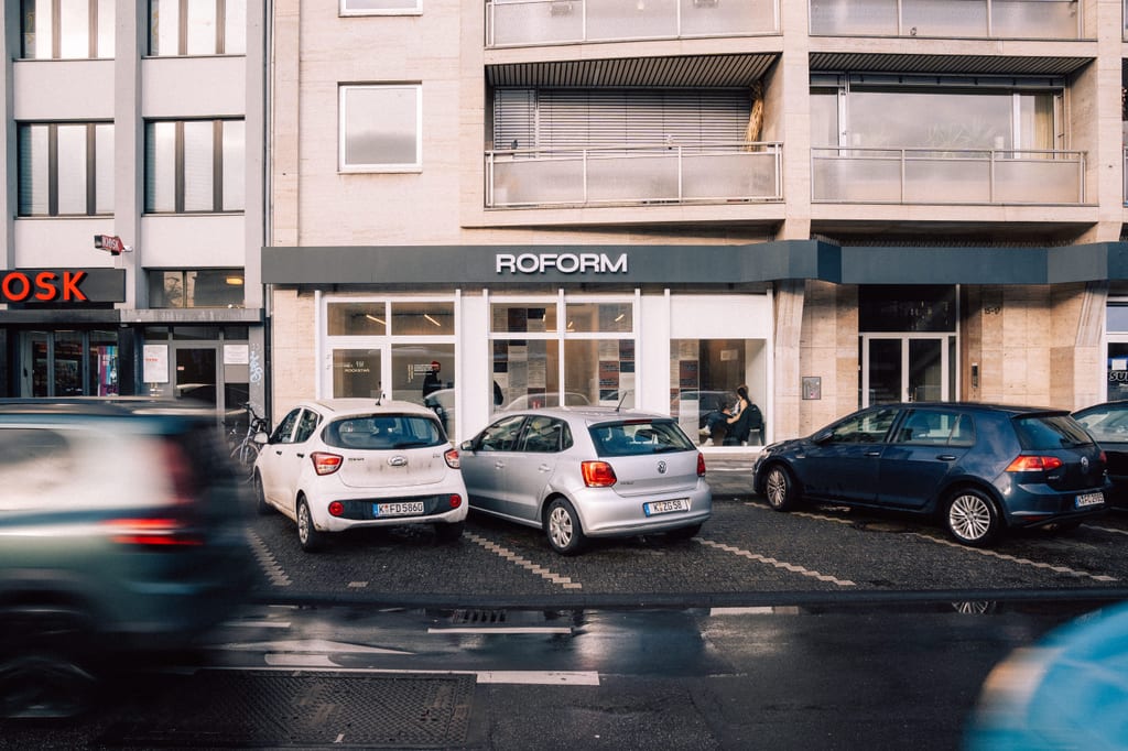 Roform Köln von außen: Ladenlokal mit ROFORM-Schriftzug am Ebertplatz
