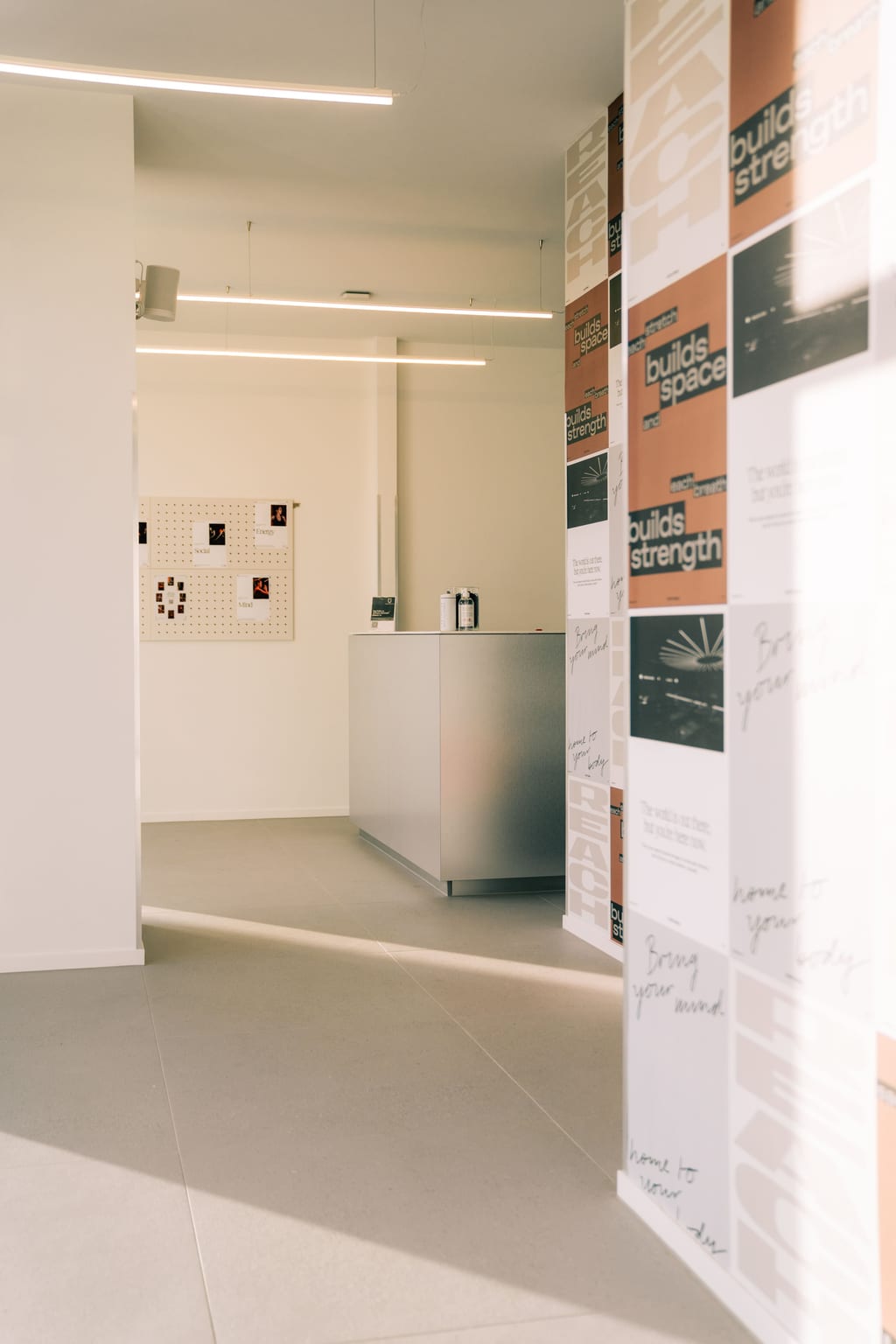 Empfangsbereich von Roform Köln mit Tresen und Poster-Wand