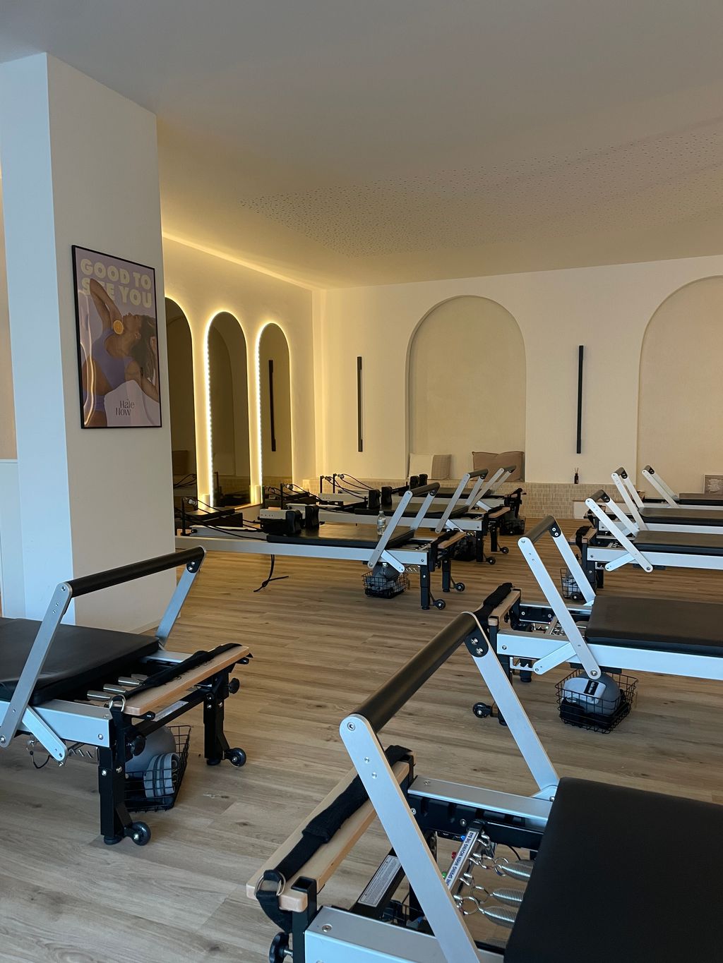 Modernes Reformer Pilates Studio mit stimmungsvoller Beleuchtung
