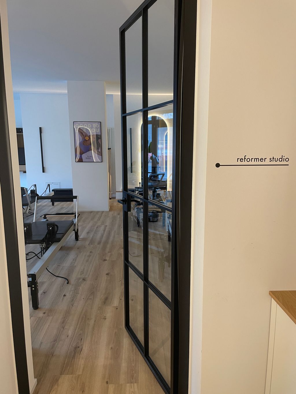 Eingang eines modernen Reformer Pilates Studios
