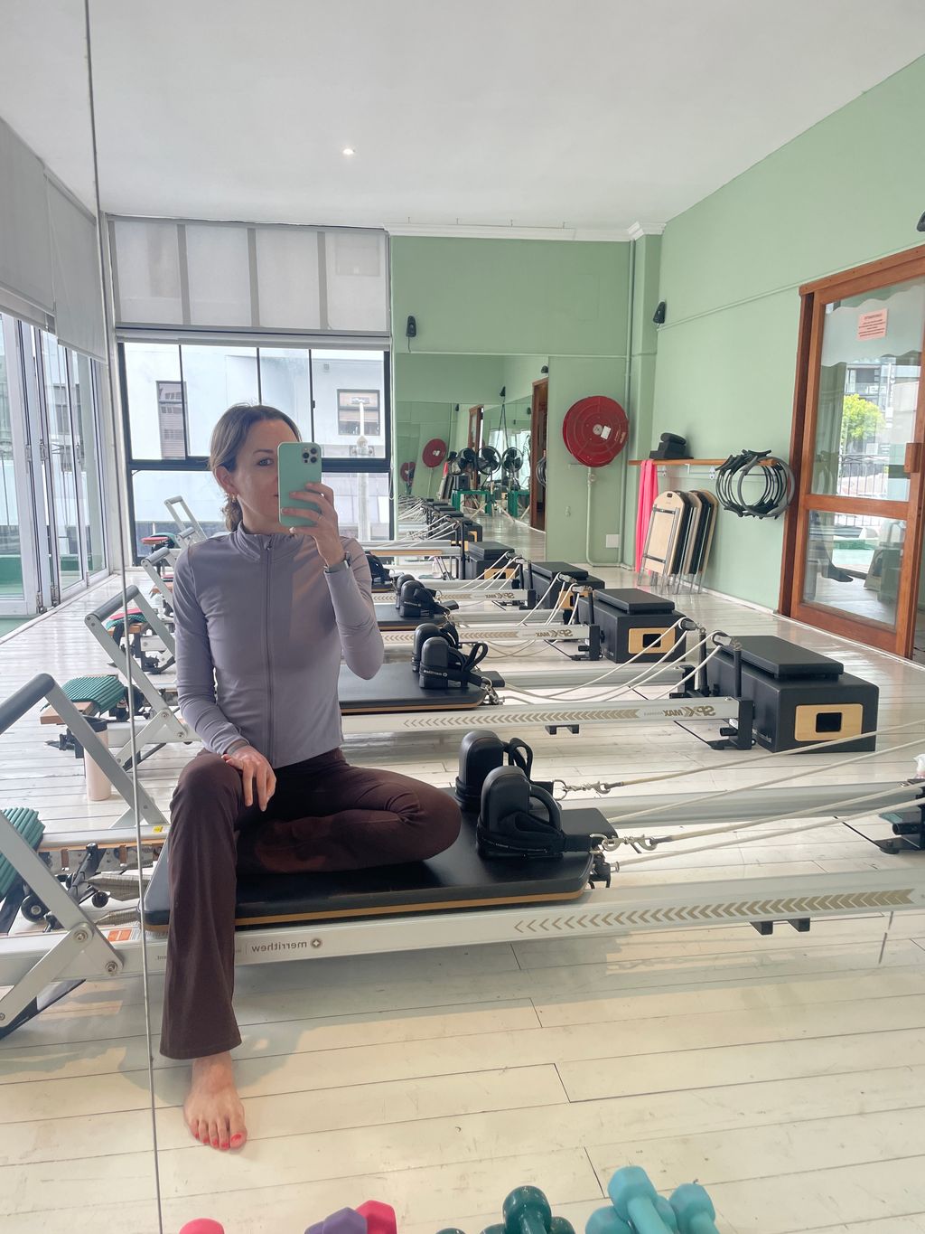 Pause zwischen Reformer Pilates Übungen im Studio