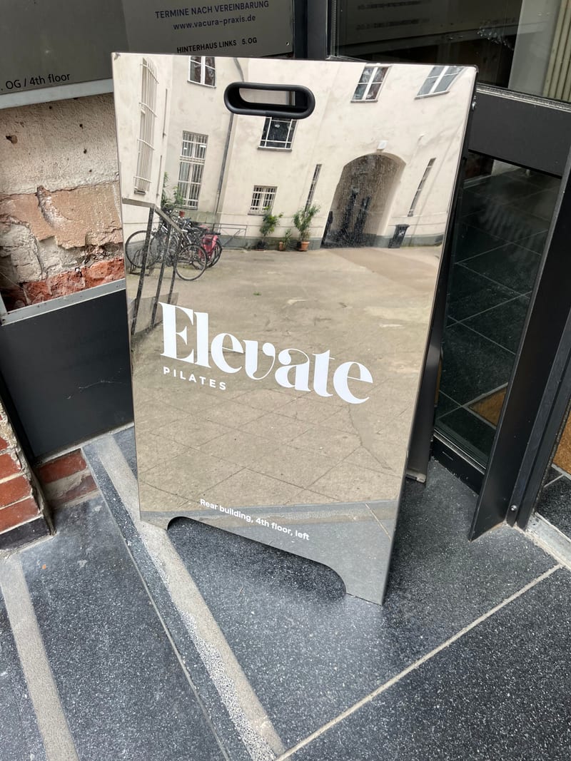 Elevate Pilates Aufsteller vor dem Eingang