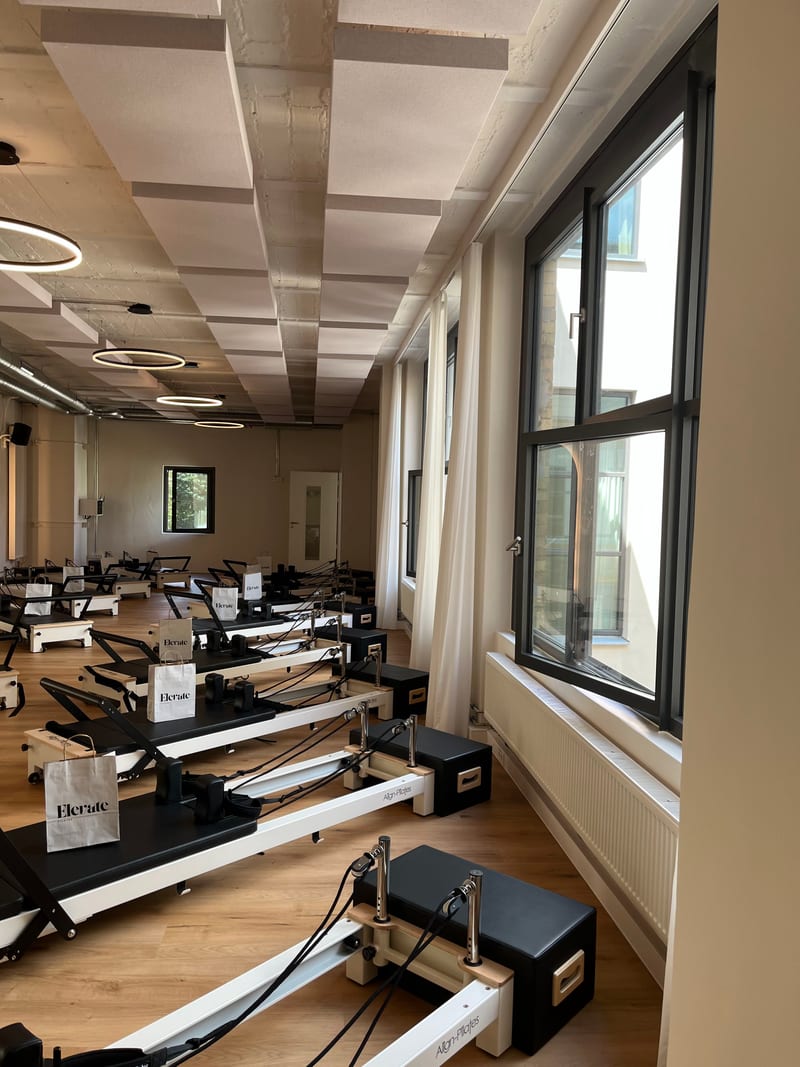 Reformer-Raum mit Oberlicht und Glasdecke