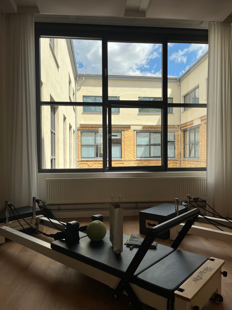Align Pilates Reformer am Fenster mit Blick nach draußen