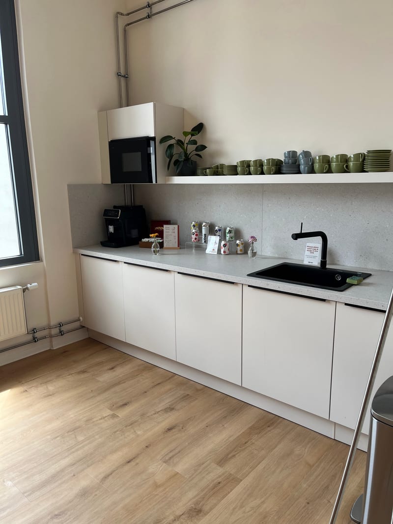 Küche mit Kaffeemaschine und Supplements