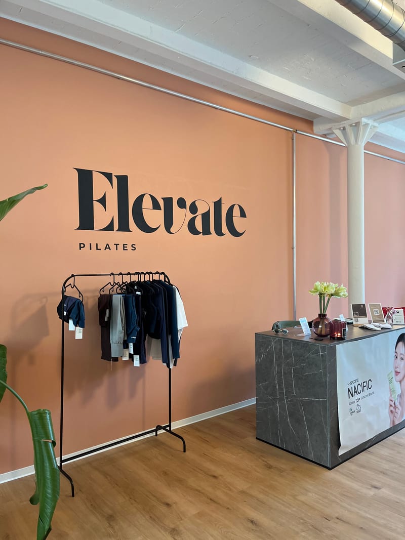 Empfangsbereich mit Elevate Branding und Merchandise