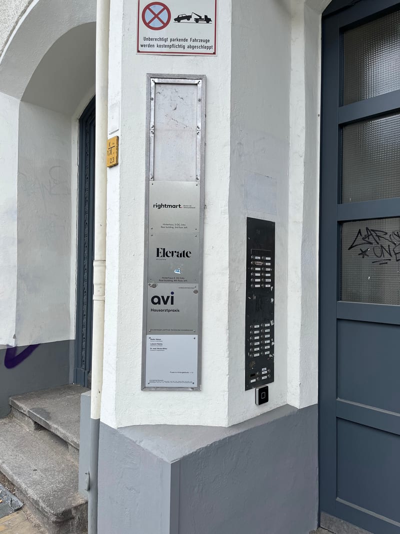 Hauseingang mit Elevate Klingelschildern
