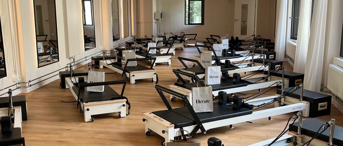 Elevate Pilates Reformer-Raum mit 15 Align-Reformern und Spiegeln