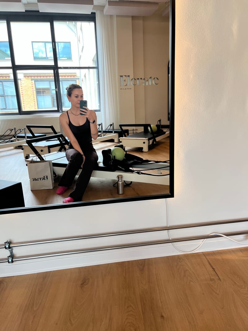 Simone bei Elevate Pilates Spiegel-Selfie