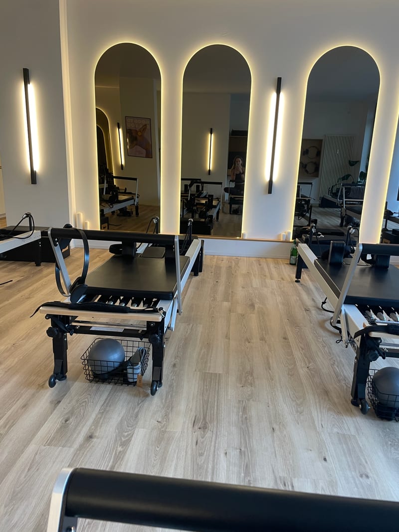 Studio-Übersicht mit Reformern und warmem Licht