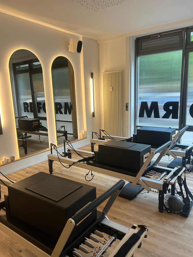 Reformer mit Bildschirmen und REFORM-Schriftzug am Fenster