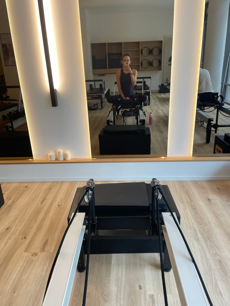 Spiegelung im Studio mit Reformer-Aufbau