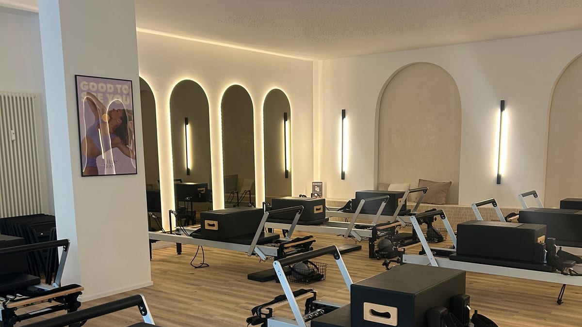 Hale.Now Friedrichshain: Reformer mit Bögen und stimmungsvoller Beleuchtung