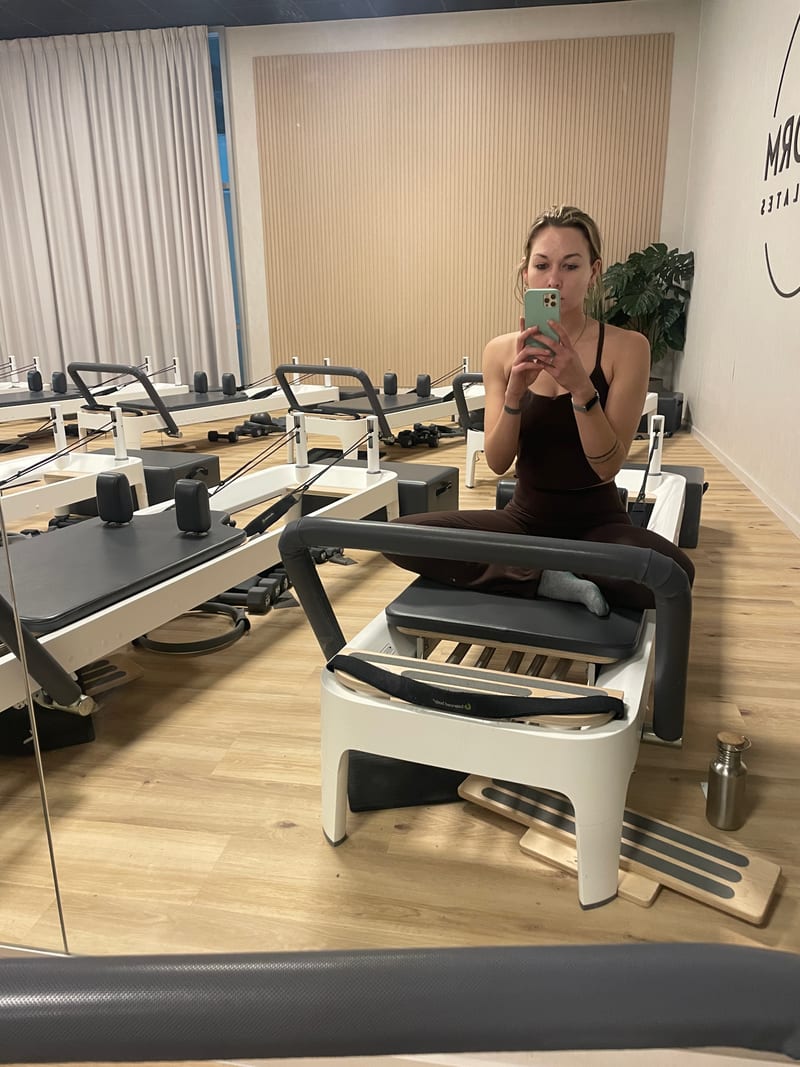 Simone im Holmes Place REFORM Ostkreuz auf dem Reformer