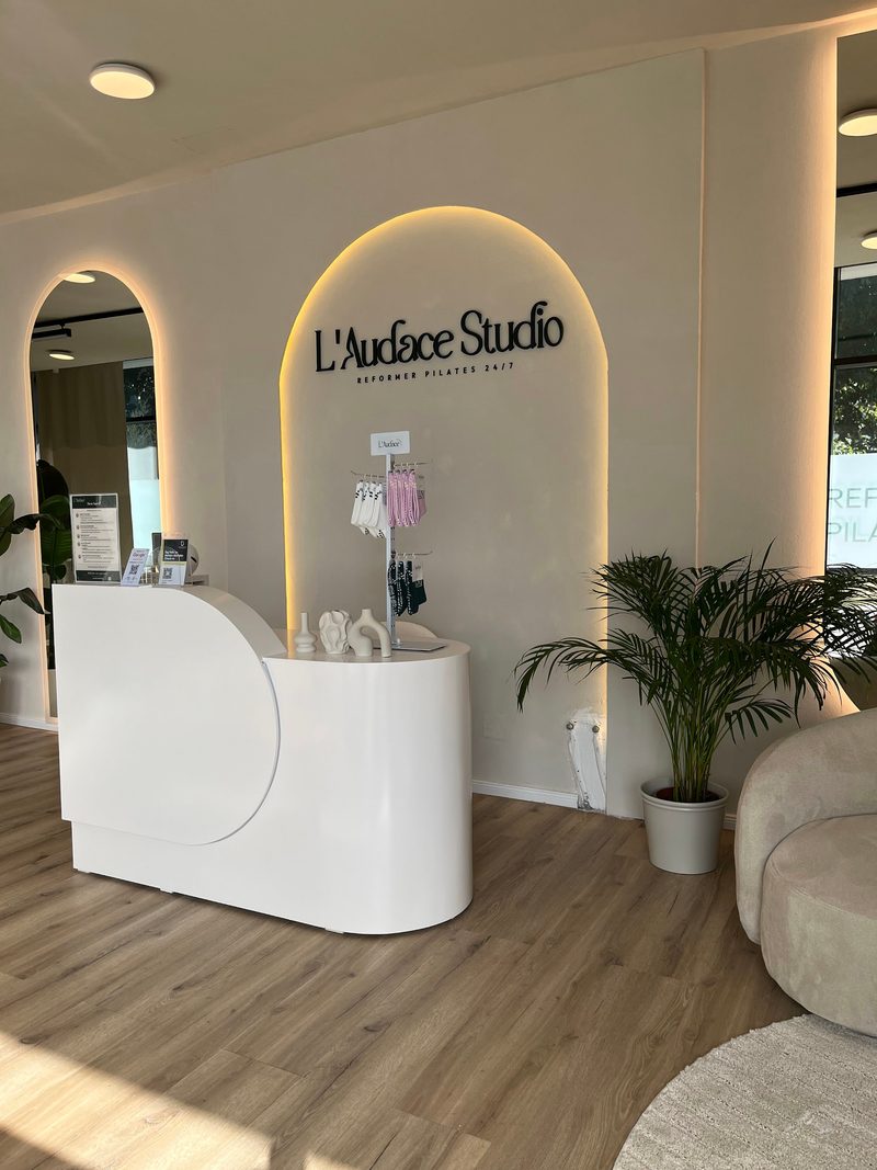 Empfangsbereich L'Audace Studio mit Logo und LED-Beleuchtung