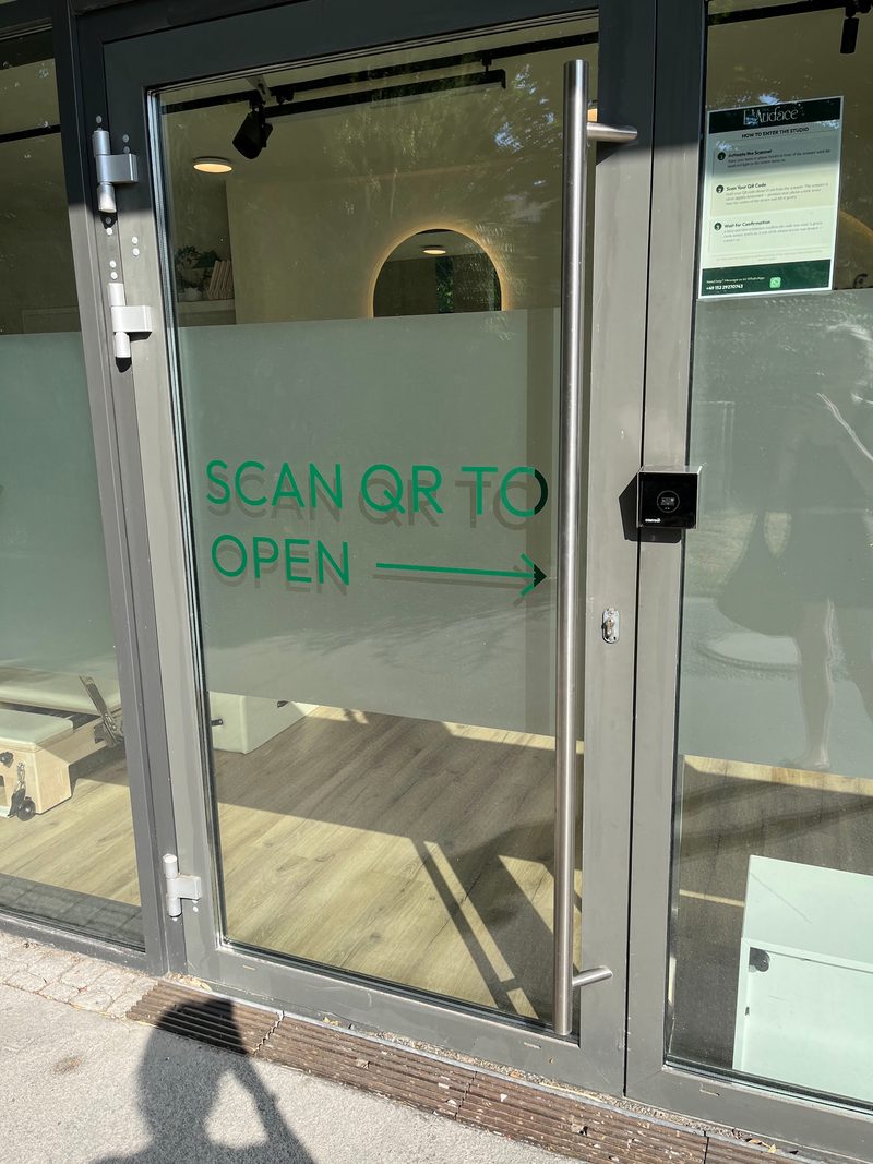 Glaseingang L'Audace mit Scan QR To Open Schriftzug