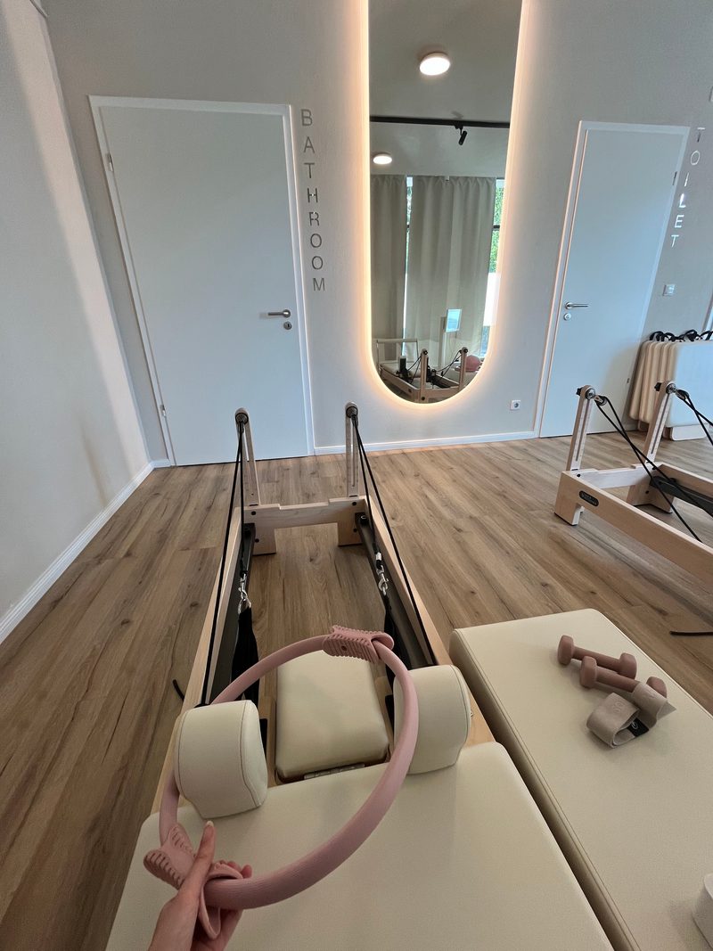 Reformer-Nahaufnahme mit Magic Circle, Kurzhanteln und Props