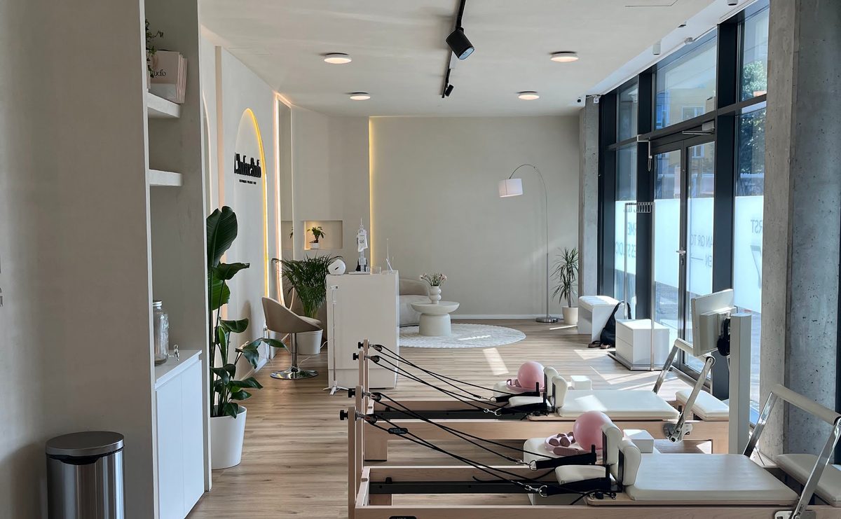 L'Audace Studio Berlin: 5 Your-Reformer-Geräte mit Bildschirmen in hellem Raum