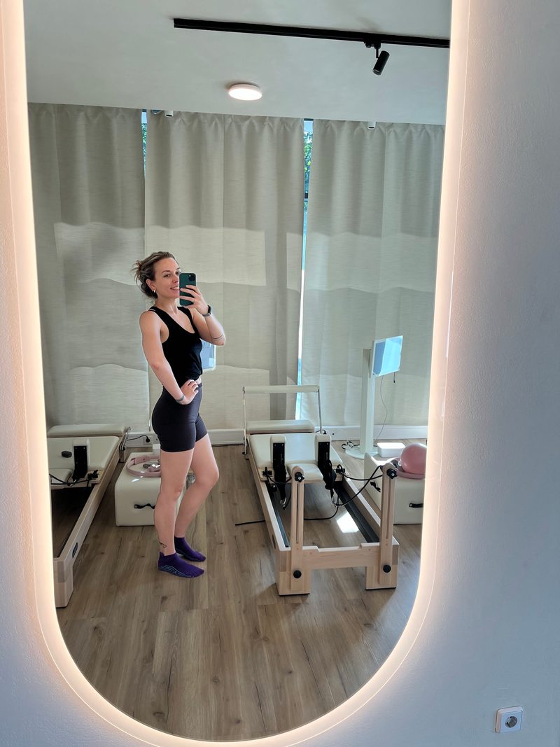 Simone im L'Audace Studio vor dem beleuchteten Spiegel