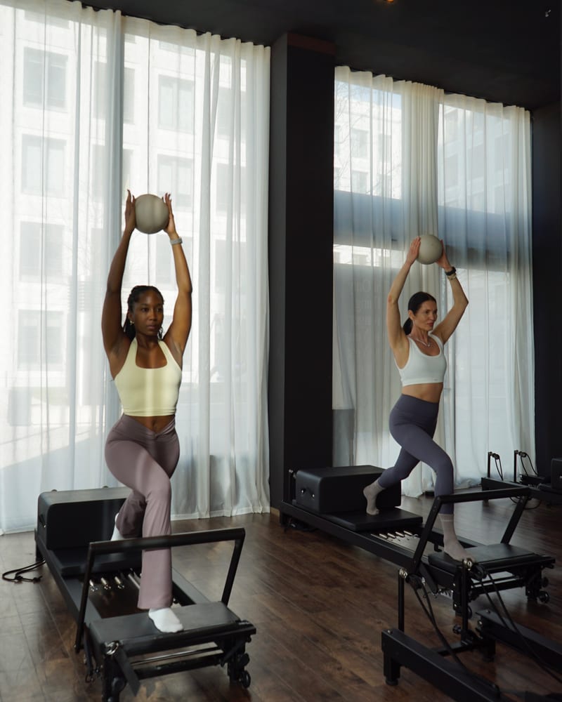 Reformer Pilates Training mit Ball im Reformer Loft