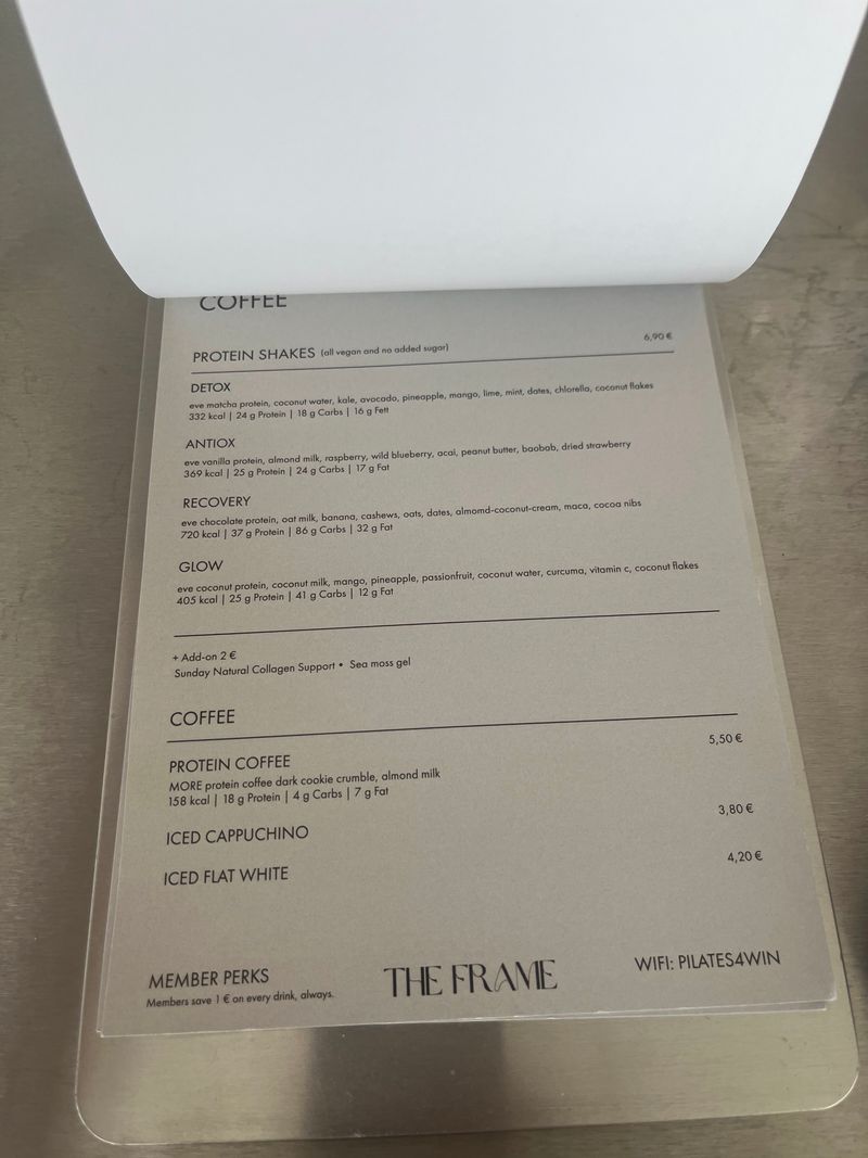The Frame Berlin: Coffee und Protein Shakes Menü mit Makros