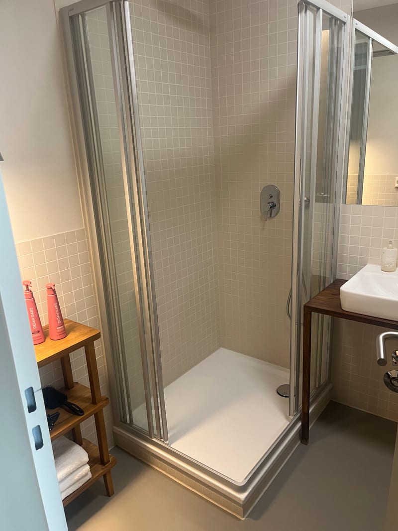 The Frame Berlin: Dusche mit Dejan Garz Haircare Produkten