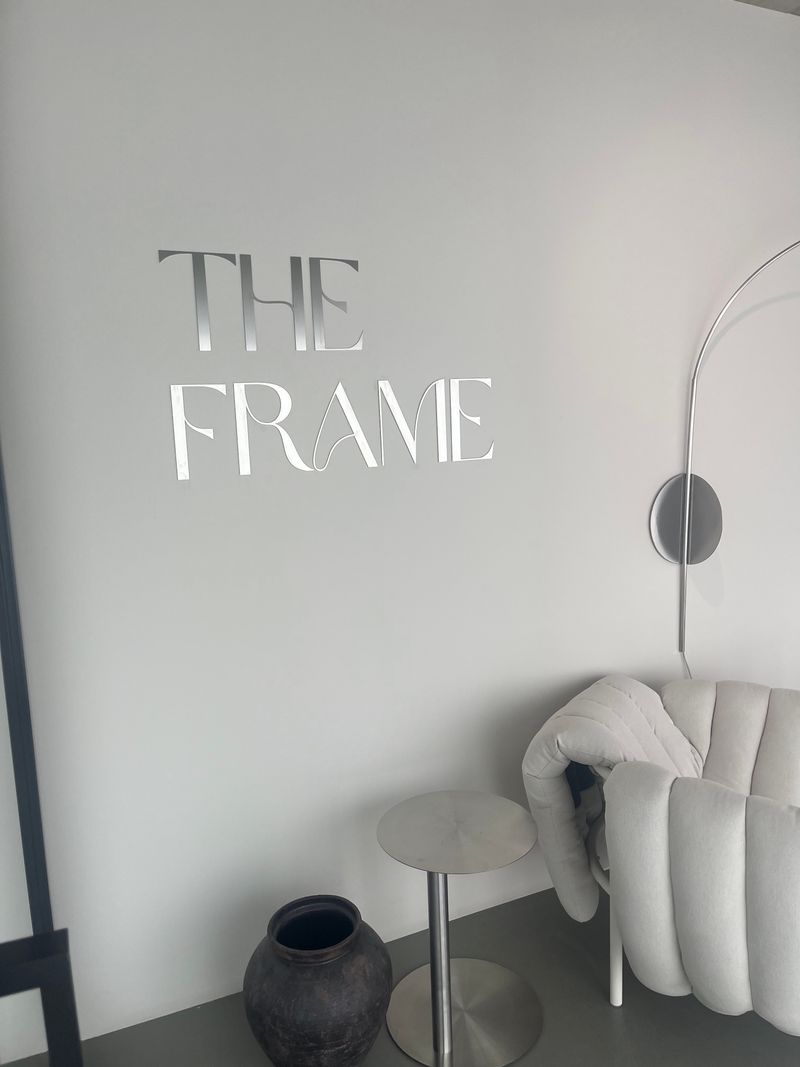 The Frame Berlin: Logo-Wand im Empfangsbereich