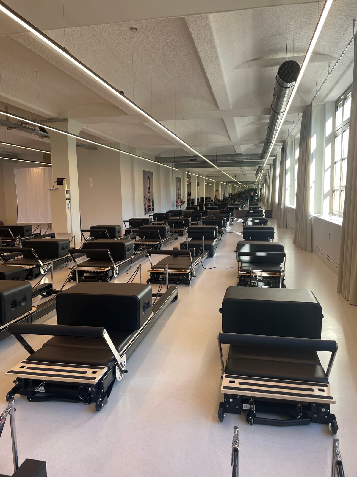 YTTP Friedrichshain: 40 schwarze Reformer in einer riesigen Halle mit großen Fenstern