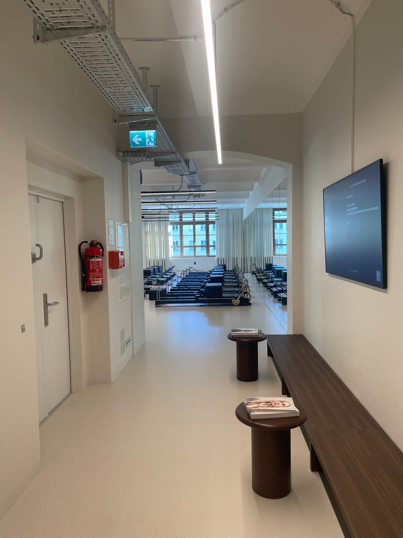 Blick vom Umkleideraum ins YTTP Studio Friedrichshain