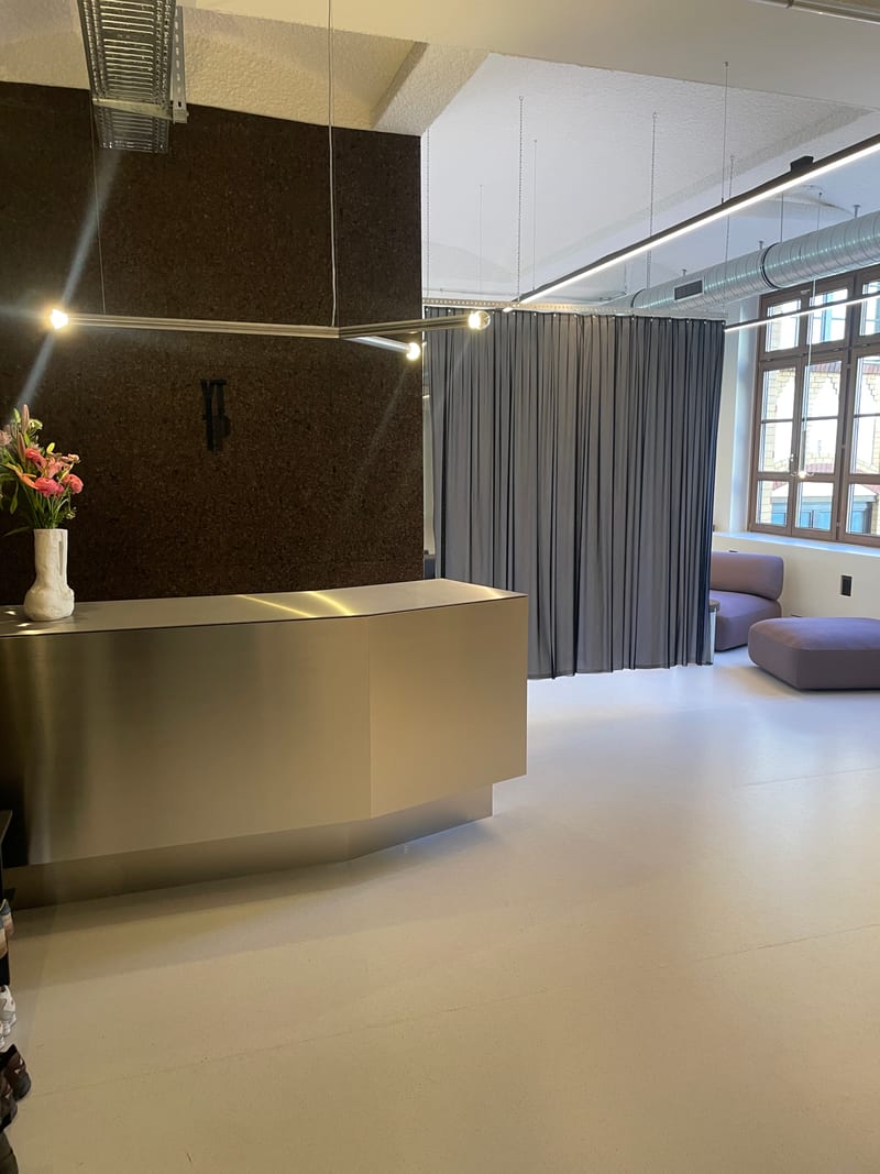 Empfangsbereich YTTP Friedrichshain mit Blumendekoration