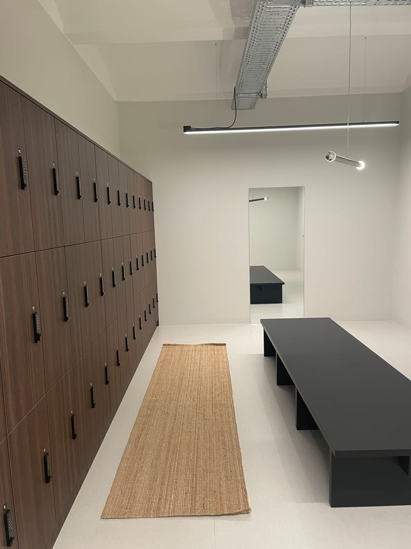 Umkleidekabinen mit abschließbaren Spinds