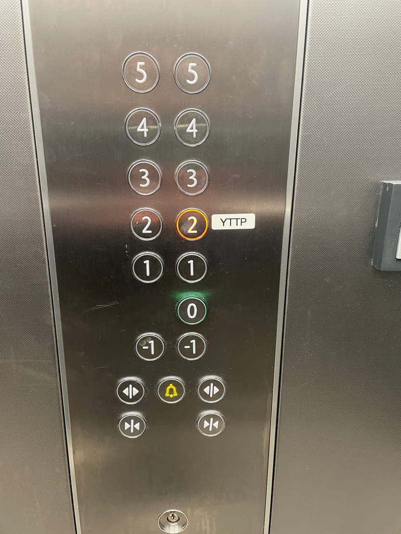 Aufzug zum YTTP Studio im 2. OG