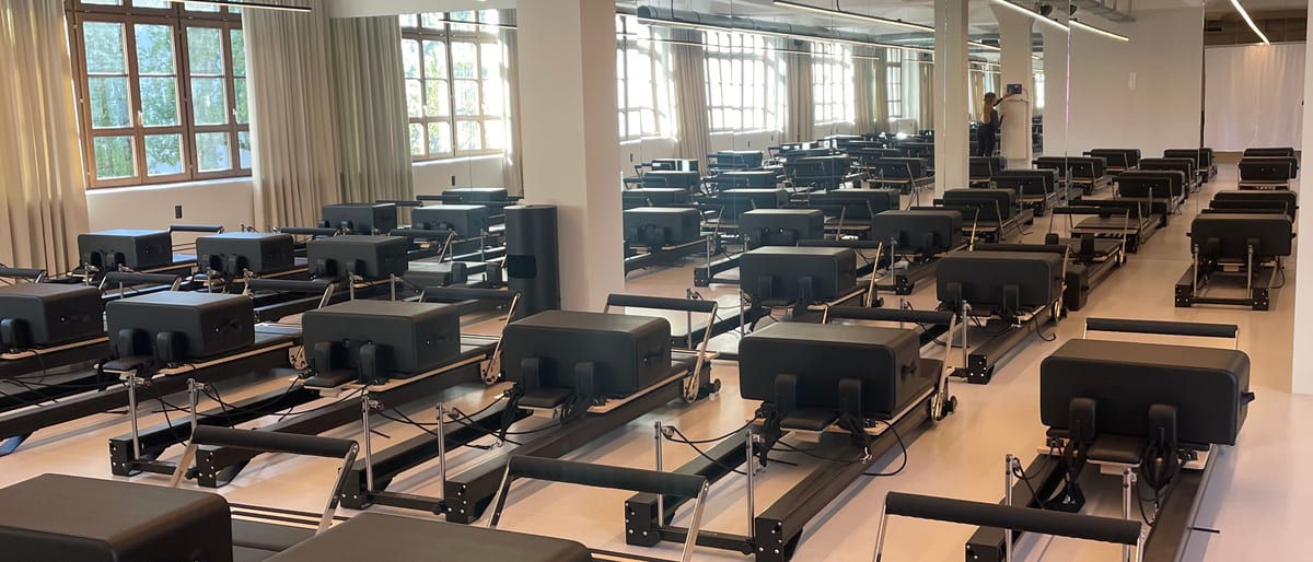 YTTP Friedrichshain: 40 Reformer in einem hellen Raum mit großen Fenstern