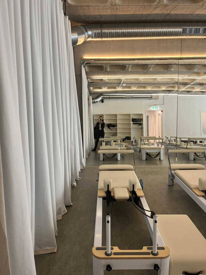 Seitenansicht Reformer Raum mit Vorhängen und Spiegelwand