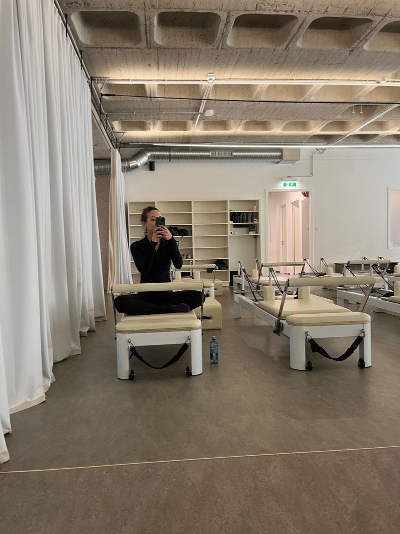 Simone im ZAYA Pilates Studio auf dem Reformer